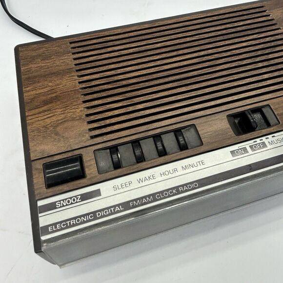 General Electric GE 7-4624A AM/FM Digital Alarm Clock Radio Wood Grain Finish - Picture 6 of 13